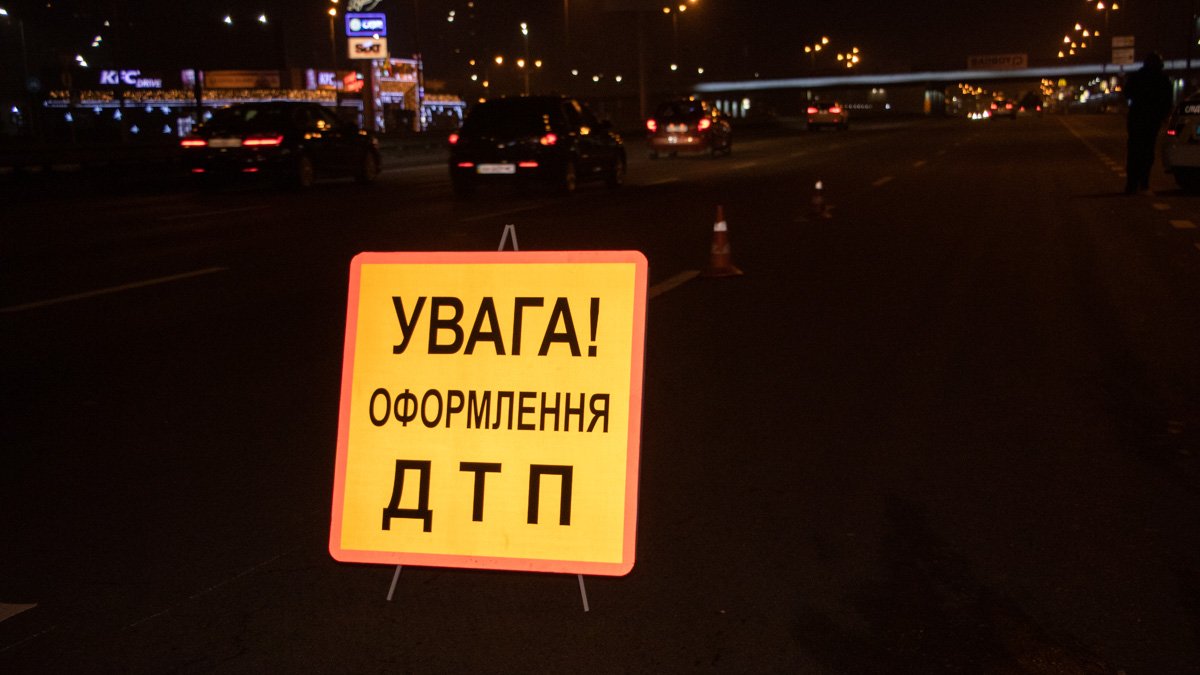 В Киеве на Бажана Logan столкнул Lexus с дороги: погибла девушка-пешеход