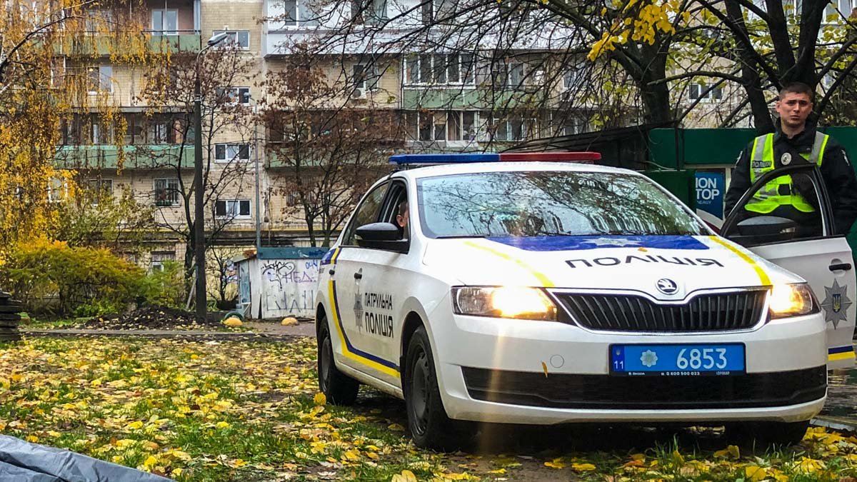 В Киеве на Левобережке во дворе дома скончался мужчина