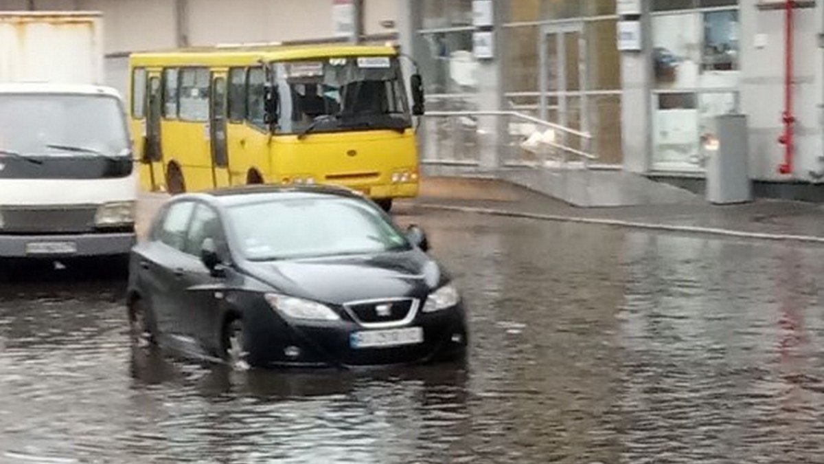Киев затопило ливнем: машины "плавают" по проезжей части, а в транспорте капает с крыш