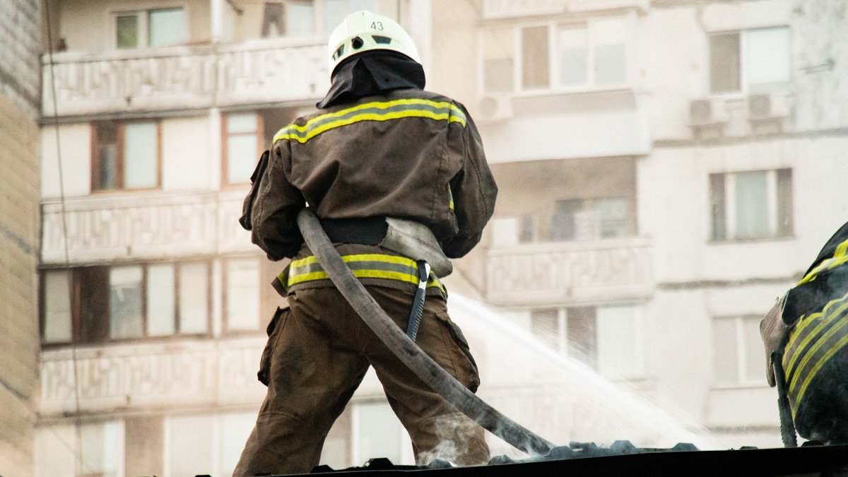 В центре Киева виден столб дыма: что горит