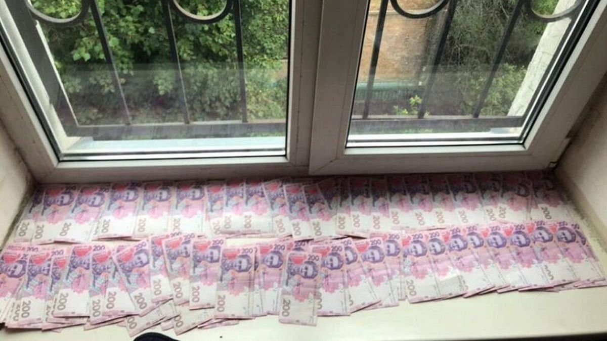 В Киеве полицейский хотел получить взятку тысячу долларов за мотоцикл