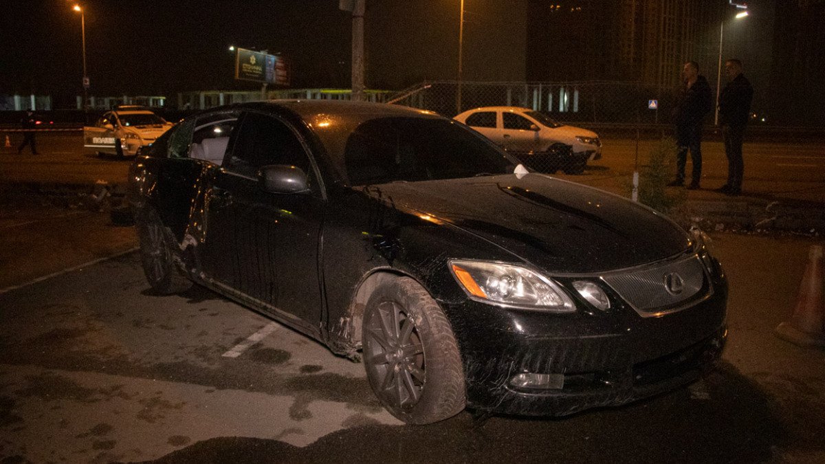 В Киеве Lexus на огромной скорости вылетел задом на тротуар и снес людей: видео момента смертельного ДТП