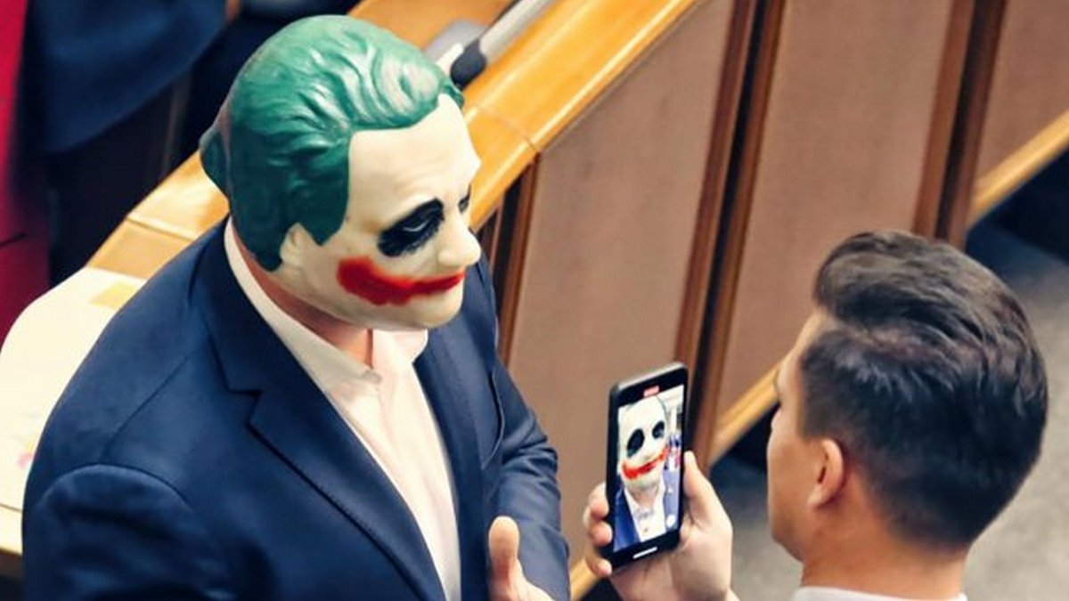 Кива в костюме Джокера, в Киев едет миссия МВФ и "орден позора" от Google: ТОП новостей дня