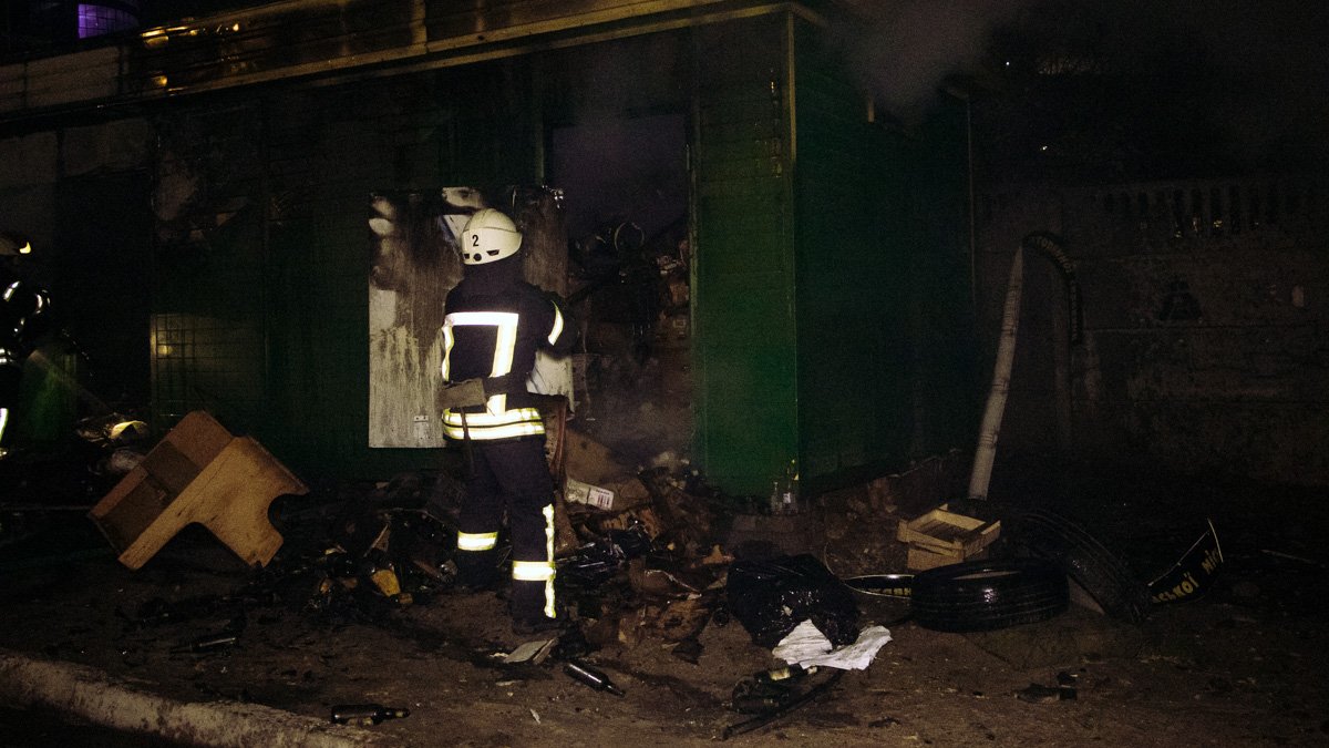 В Киеве на Лукьяновке сгорел переполненный пункт приема стеклотары