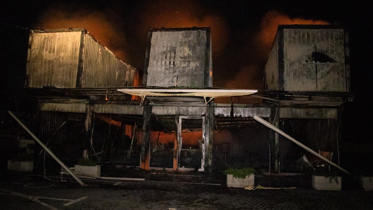 Массовые поджоги магазинов в Киеве: в Петропавловской Борщаговке сгорел BoxPark