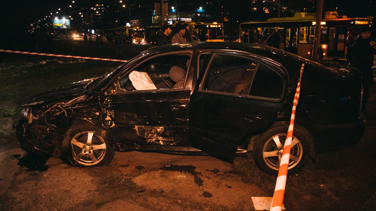 В Киеве Skoda снесла Mitsubishi и вылетела на тротуар: видео момента аварии