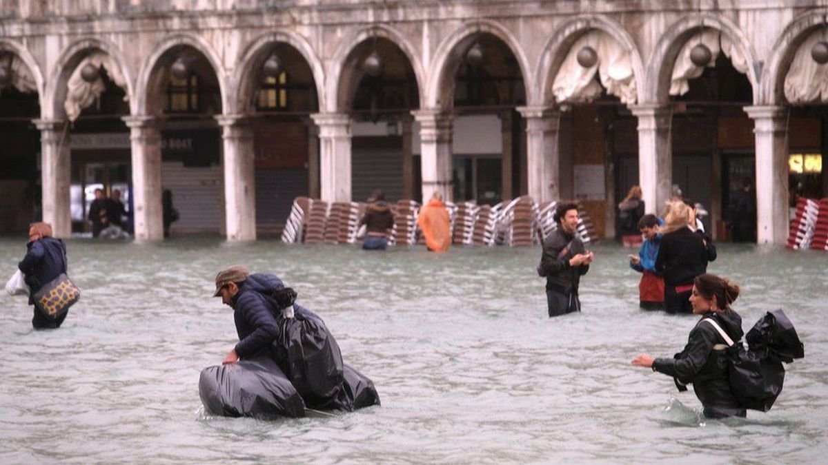 Наводнения в Венеции не прекращаются, украинские корабли вышли из Керчи, а в Афганистане сдались 250 участников ИГИЛ: ТОП новостей дня