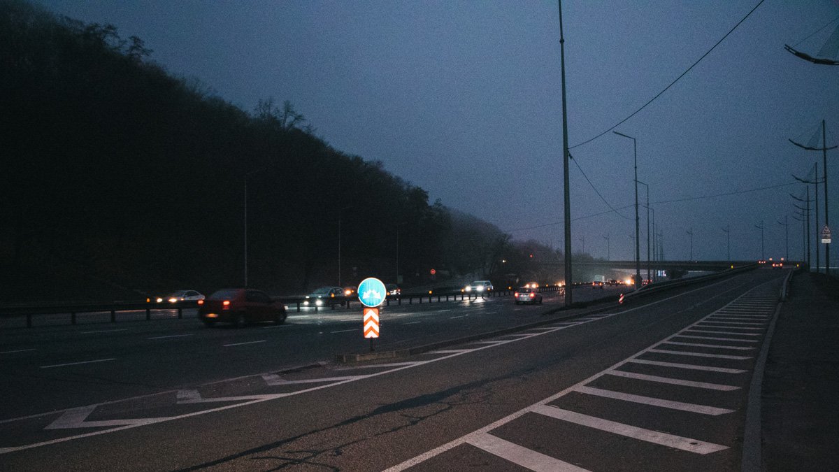 В Киеве возле метро "Днепр" проведут капитальный ремонт съезда на Набережное шоссе: как он выглядит сейчас