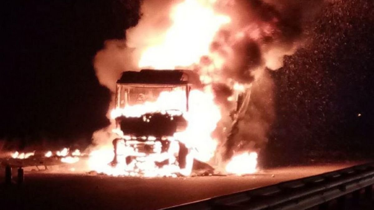 Под Киевом во время пожара фуры дальнобойщик протаранил автомобили полиции и спасателей