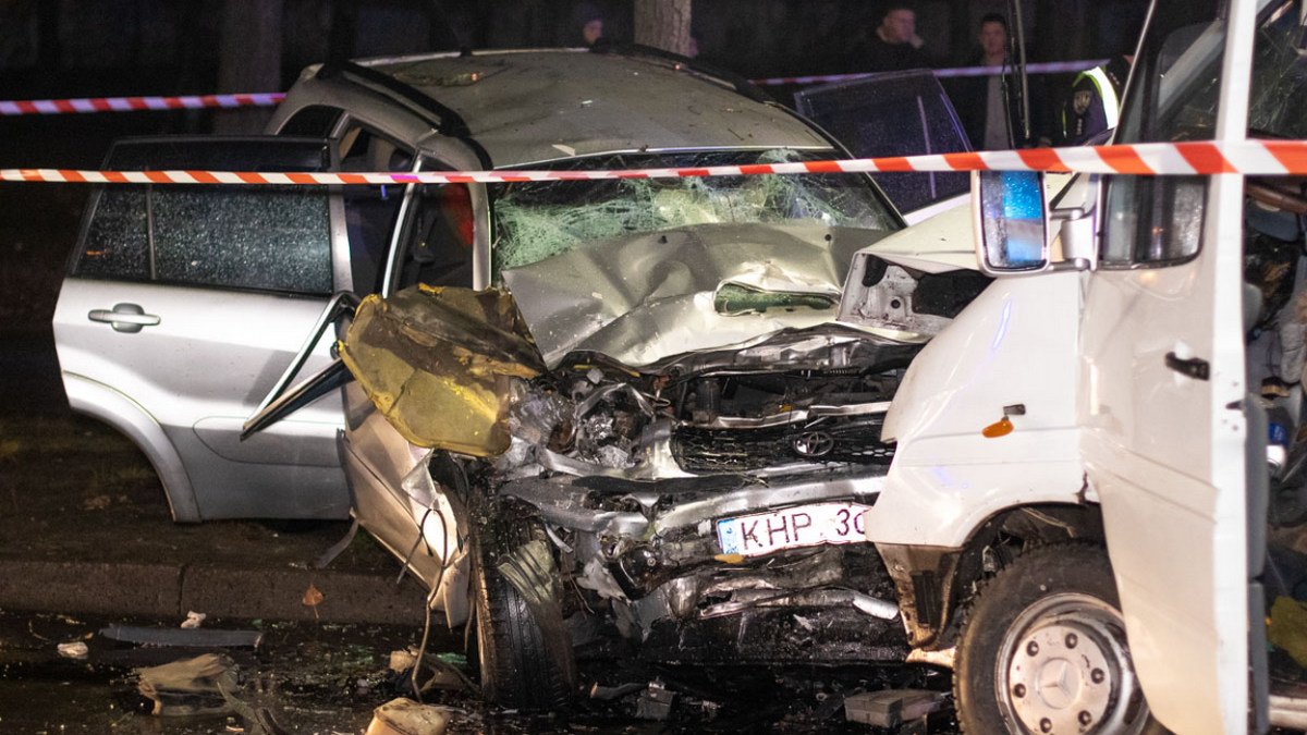 В Киеве Toyota вылетела на встречку и столкнулась с маршруткой: подробности смертельной аварии