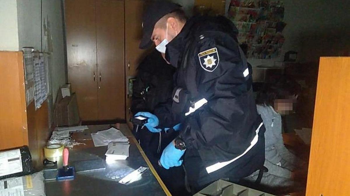 В Киеве мужчина с оружием ограбил почтовое отделение и сбежал: фоторобот нападавшего