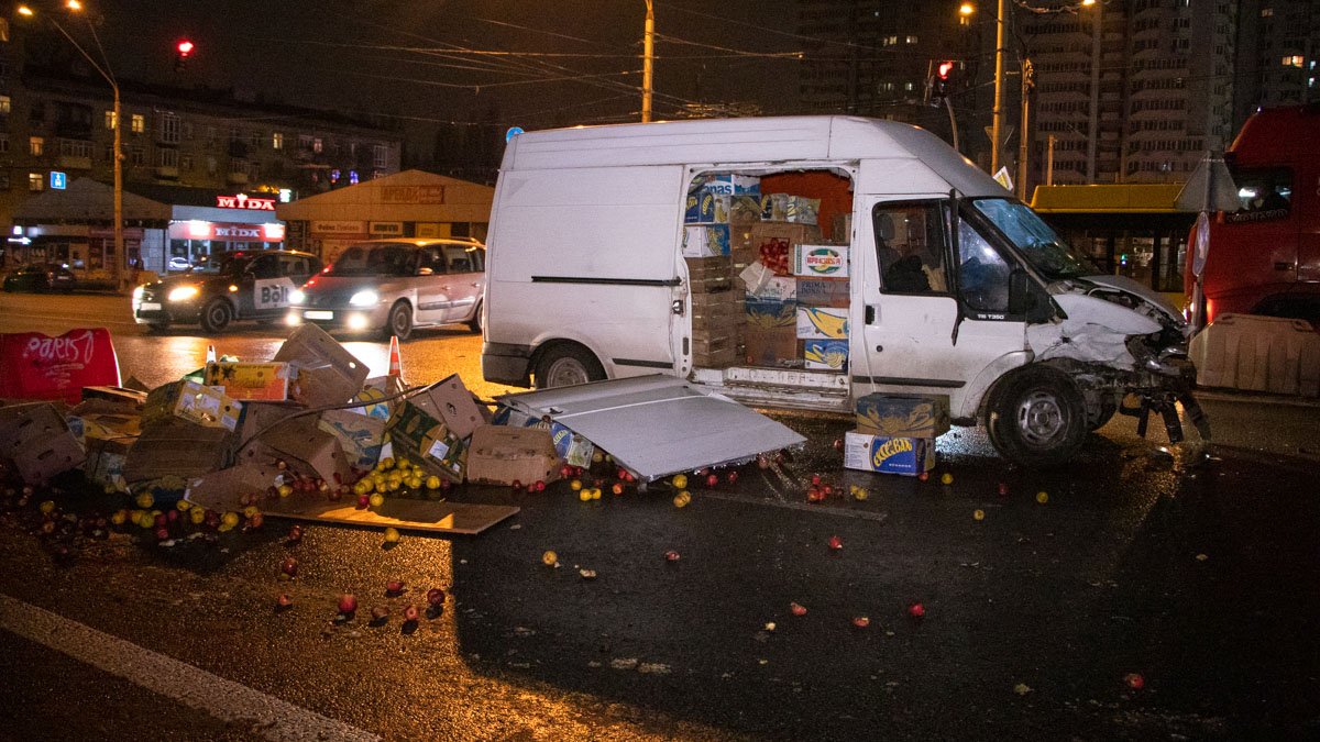 В Киеве на Шулявке Honda протаранила микроавтобус: ящики с яблоками перекрыли проспект