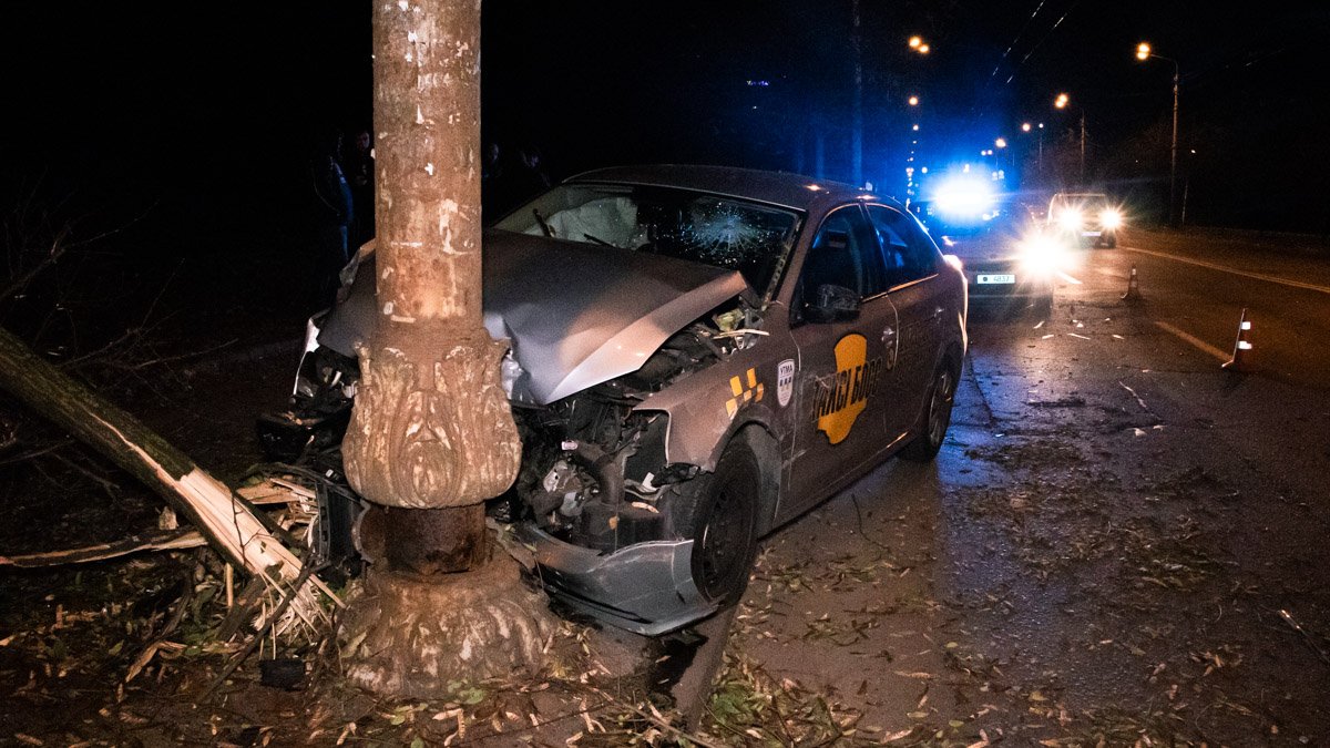 В Киеве Volkswagen службы такси "Босс" повалил дерево и влетел в столб из-за пакета на дороге