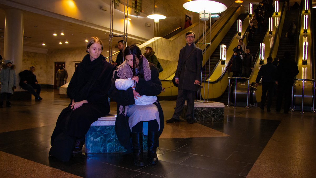 В Киеве на площадке метро "Дорогожичи" с пассажирами заговорили жертвы Голодомора: как это было