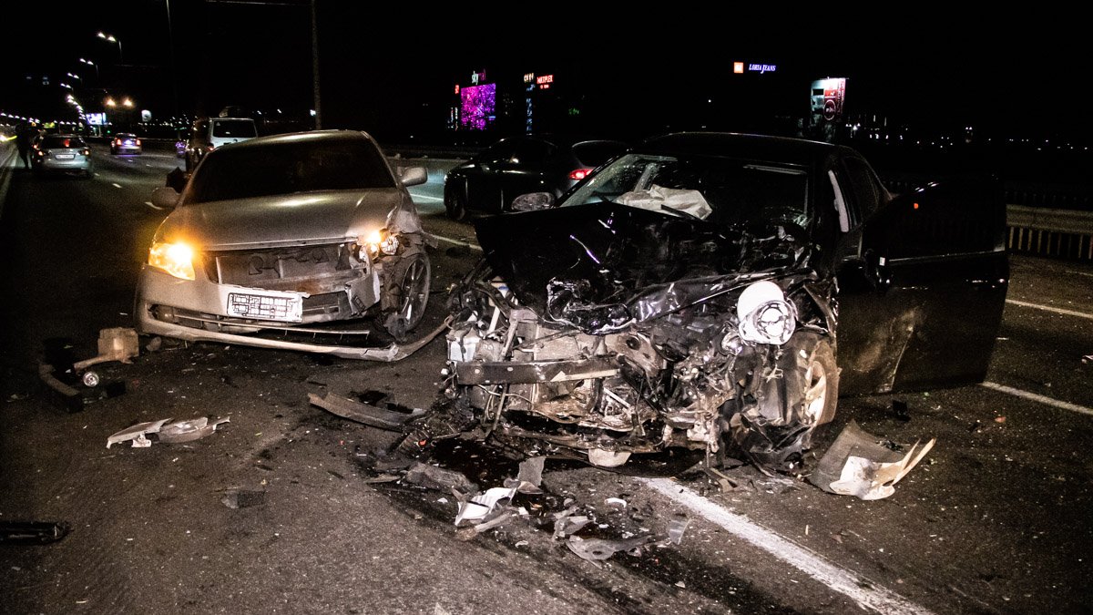 В Киеве на Северном мосту автомобиль пополам смял стоящую на "аварийке" Toyota