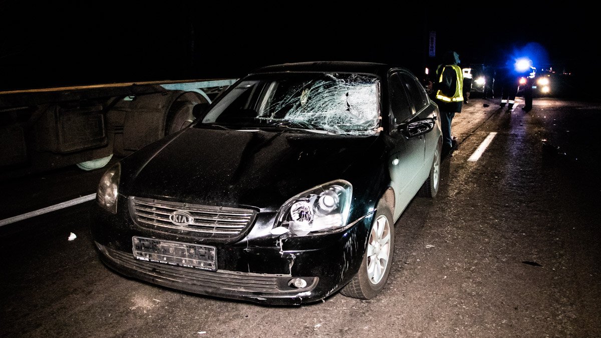 Под Киевом в километре от аварии с разорванными телами Kia сбила мужчину