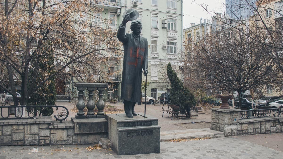 В центре Киева на памятнике Шолом-Алейхему нарисовали свастику