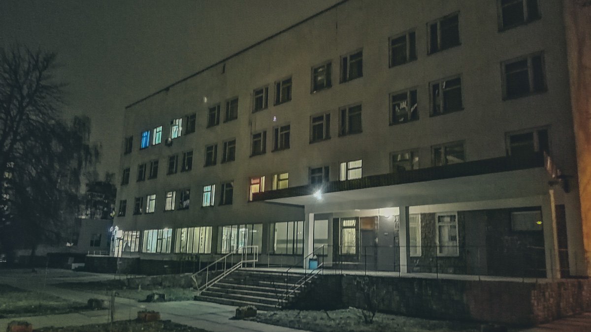В Киеве у входа в детскую больницу нашли труп мужчины: рядом лежал пустой кошелек