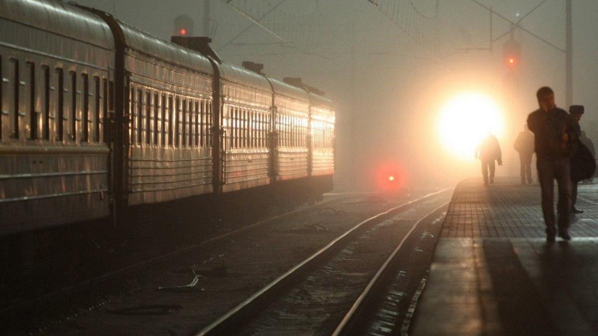 Под Киевом погиб солдат: военный выпал из поезда по пути в зону ООС