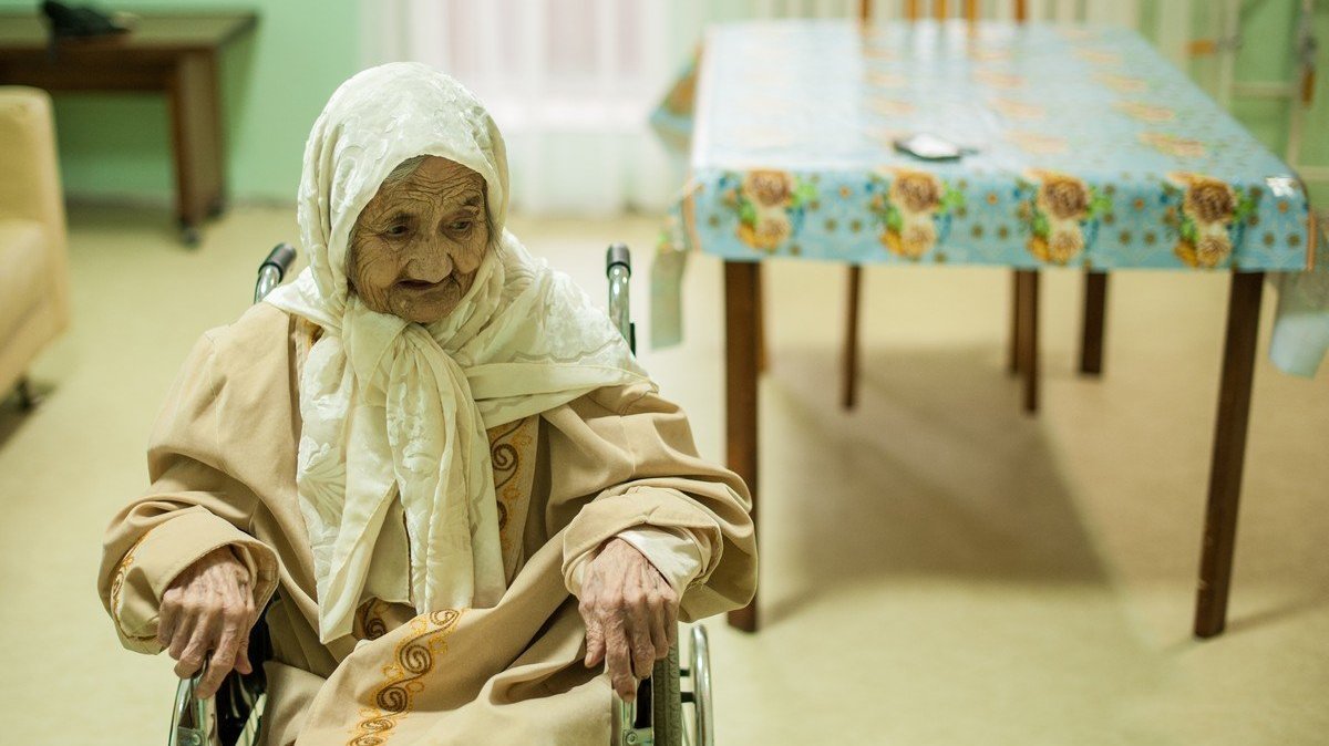 Даша Ши сняла социальный ролик об одиночестве пожилых людей для фонда Let's help