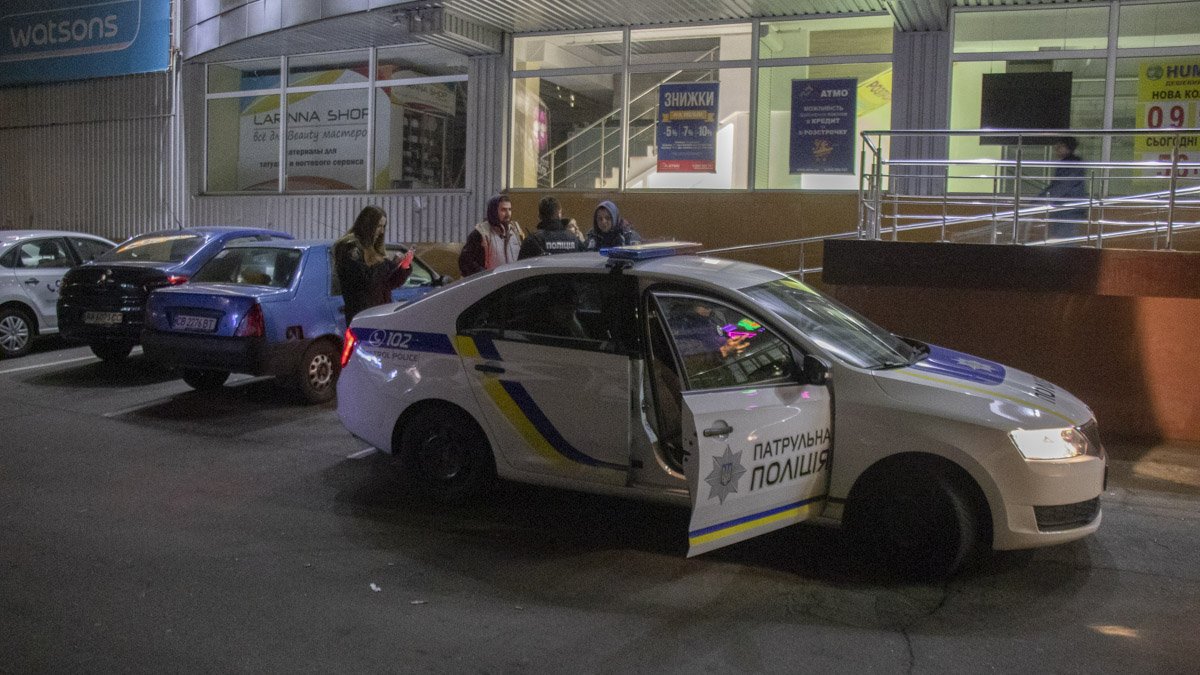 В Киеве пьяная женщина въехала в торговый центр и подбросила патрульным деньги
