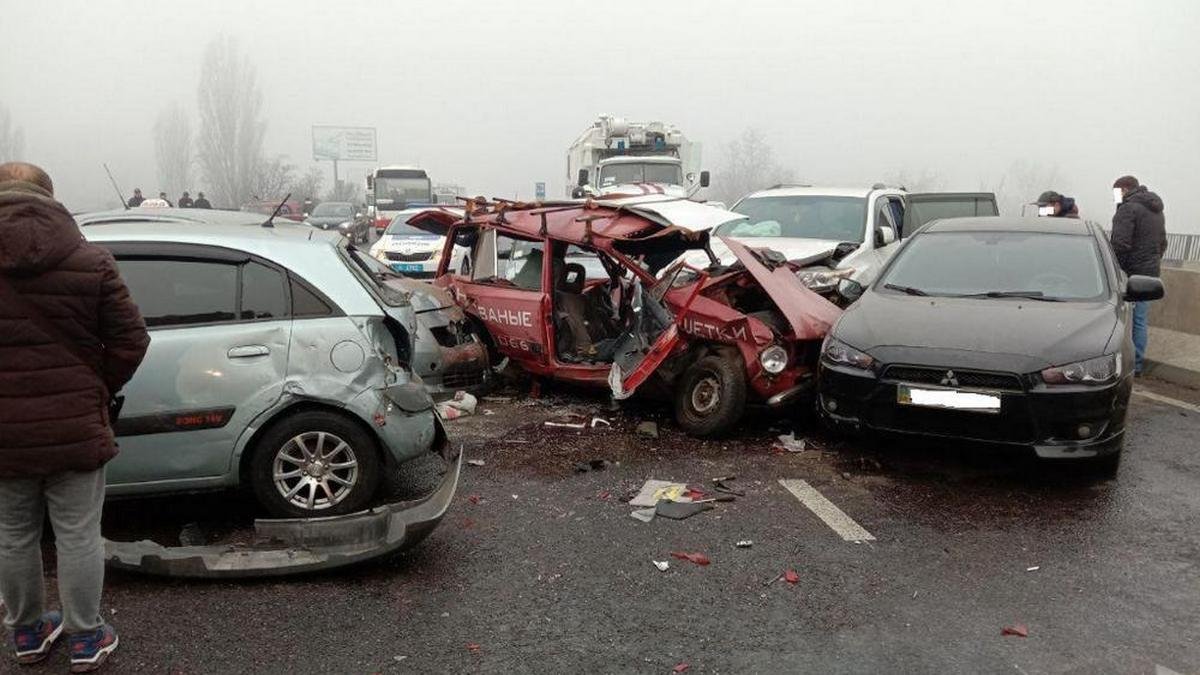 На трассе Киев - Одесса столкнулись 17 автомобилей: есть пострадавшие, один человек погиб
