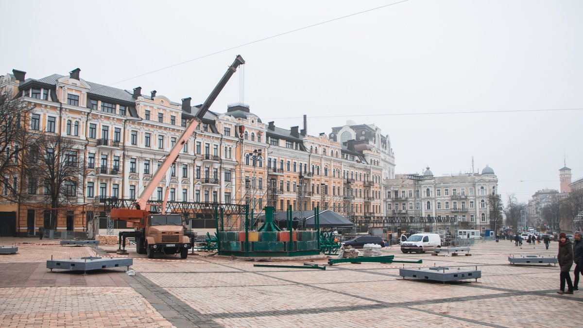 В Киеве продолжают устанавливать главную елку и праздничный городок: как выглядит Софийская площадь сейчас