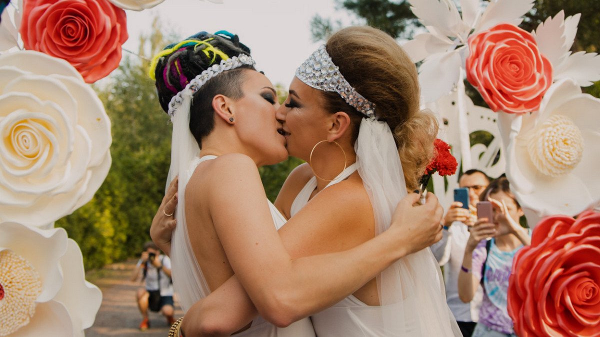 Девушки из Киева, которые сыграли свадьбу на Кураже, официально женились в Португалии