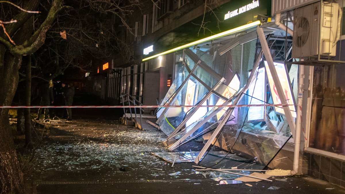 В Киеве на Русановке взорвали и ограбили отделение "Ощадбанка": улицу усыпало деньгами