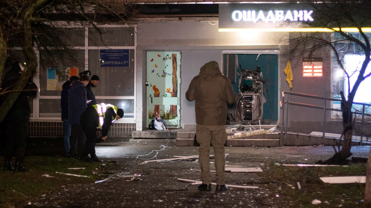В Киеве на Русановке взорвали отделение "Ощадбанка": в полиции рассказали подробности ограбления