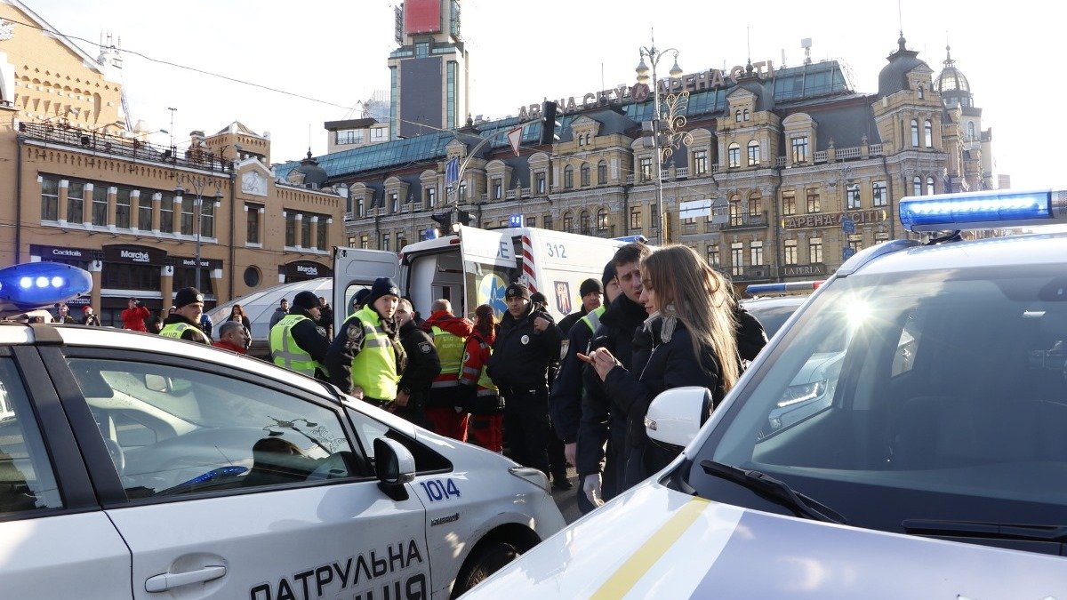 В Киеве на Бессарабке патрульные попали в ДТП: подробности погони за Mazda с пьяным водителем