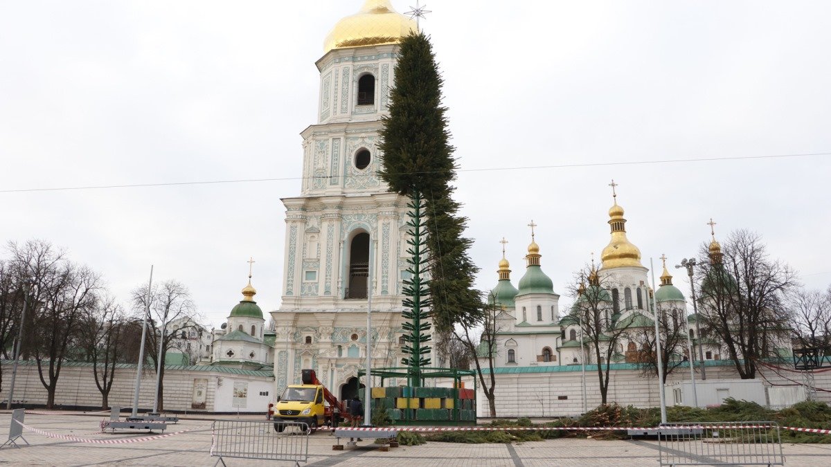 В Киеве на Софийской продолжают готовить праздничную локацию: у главной елки появились первые ветки