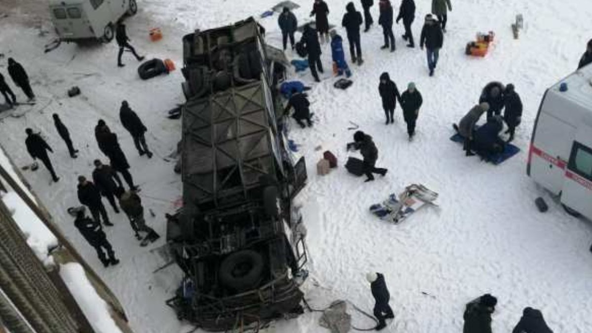 В России пассажирский автобус упал с моста: погибли 20 человек, среди них - дети