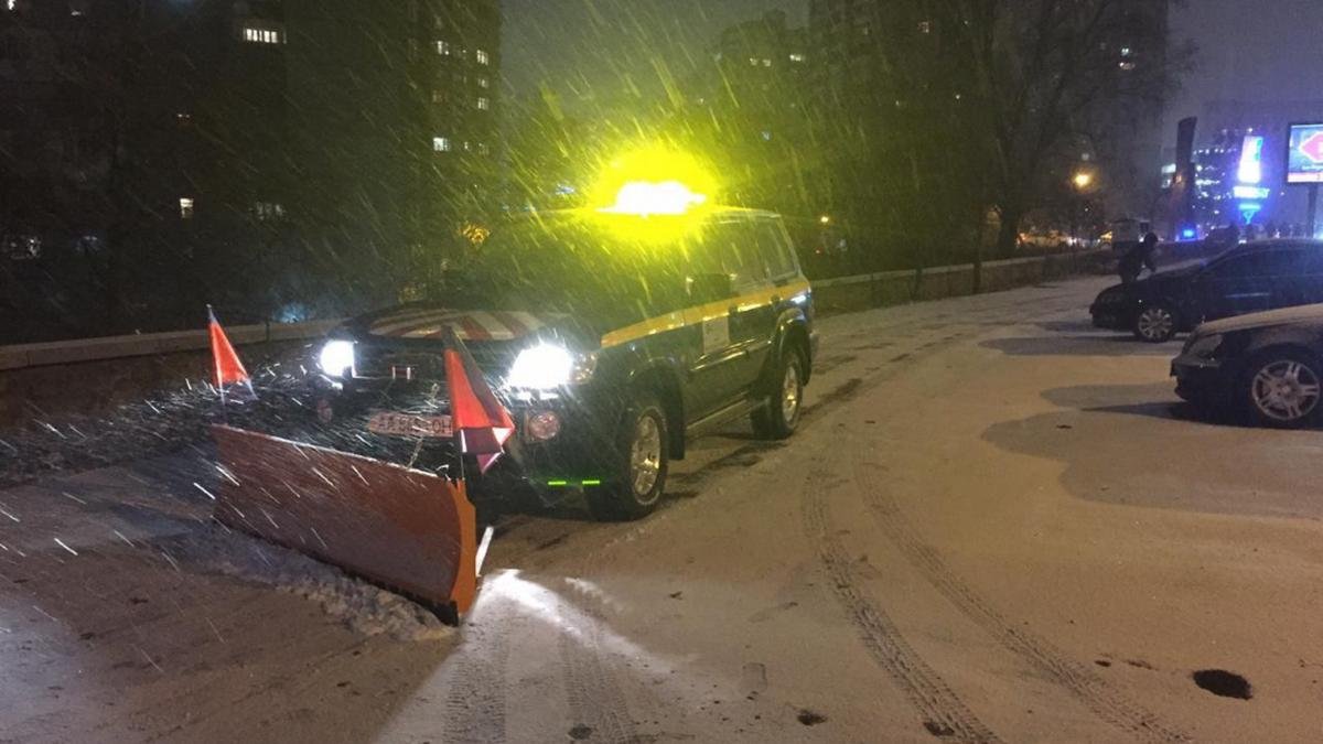 В Киеве выпал снег: как коммунальные службы убирают дороги столицы