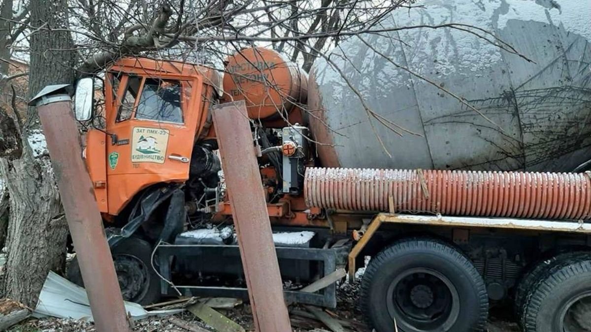 Под Киевом бетономешалка вылетела во двор дома и врезалась в дерево: водитель погиб