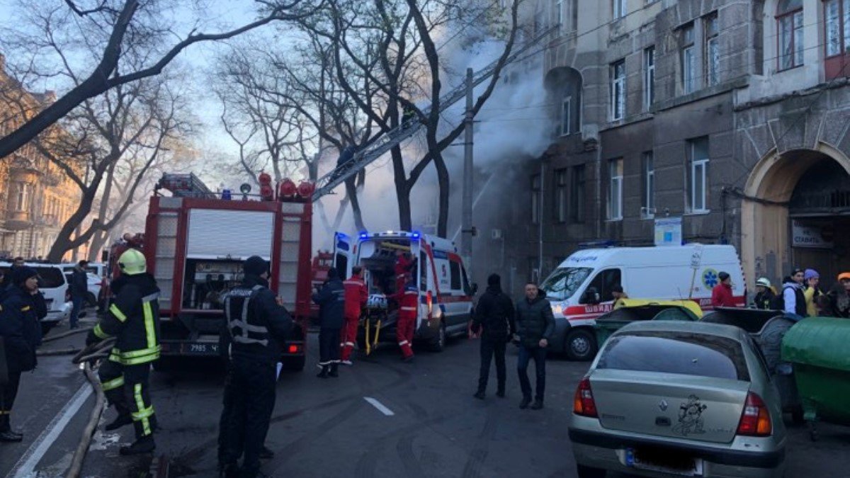 В Одессе горит колледж со студентами внутри: все что известно