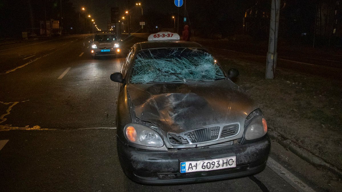 В Киеве Daewoo службы такси «Народное» сбил пешехода, который выбежал на дорогу