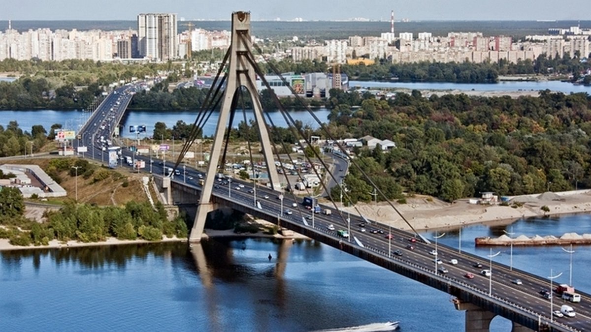 В Киеве на Северном мосту ограничили движение