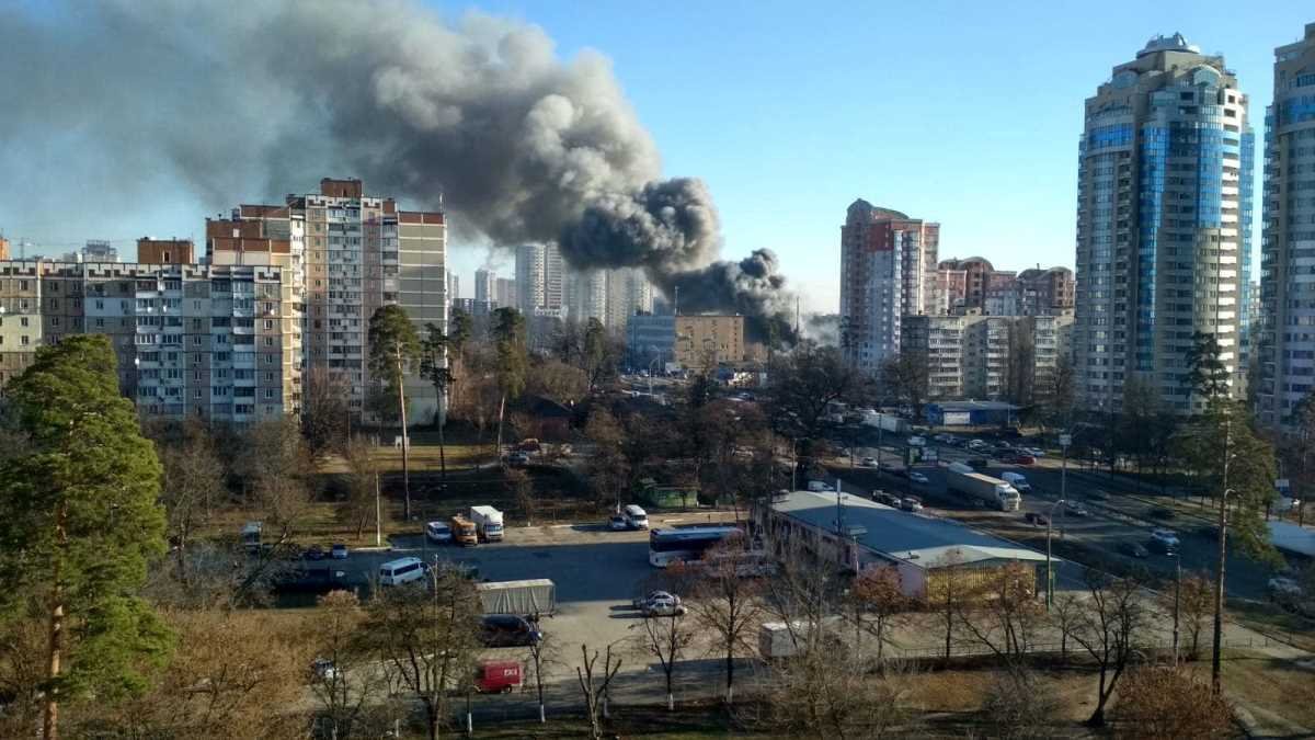 Что горит на проспекте Победы: столб черного дыма стоит над Киевом