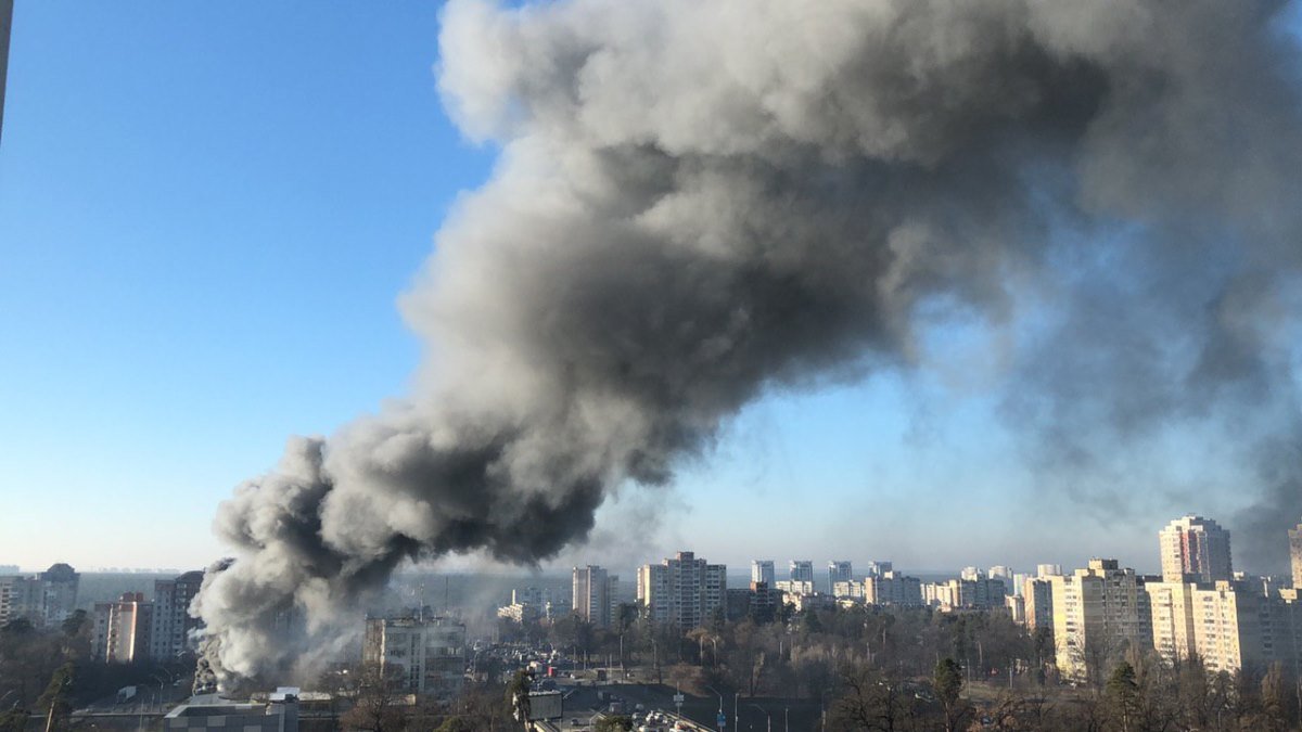 Масштабный пожар на Победы в Киеве: что происходит на фабрике "Каштан"