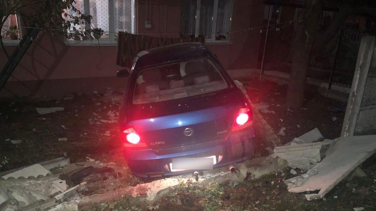 Под Киевом водитель Nissan сбил мужчину насмерть, врезался в дом и сбежал