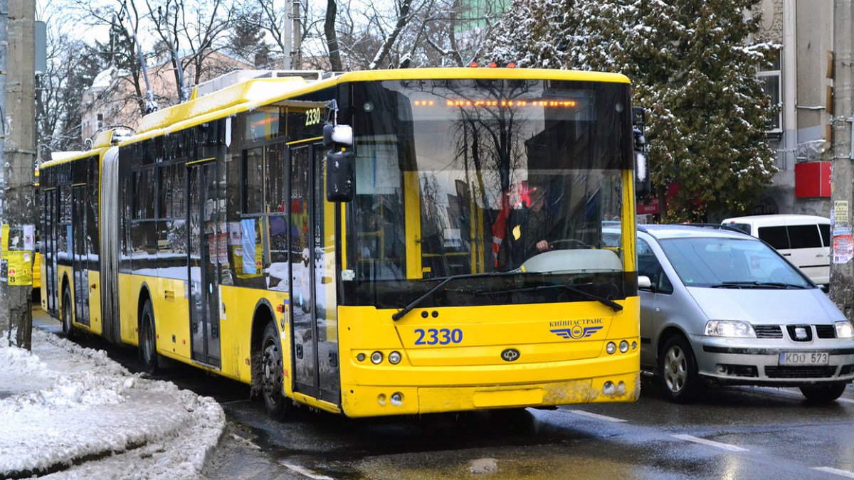 В Киеве двум маршрутам автобуса открыли движение по Крещатику на выходные и праздники