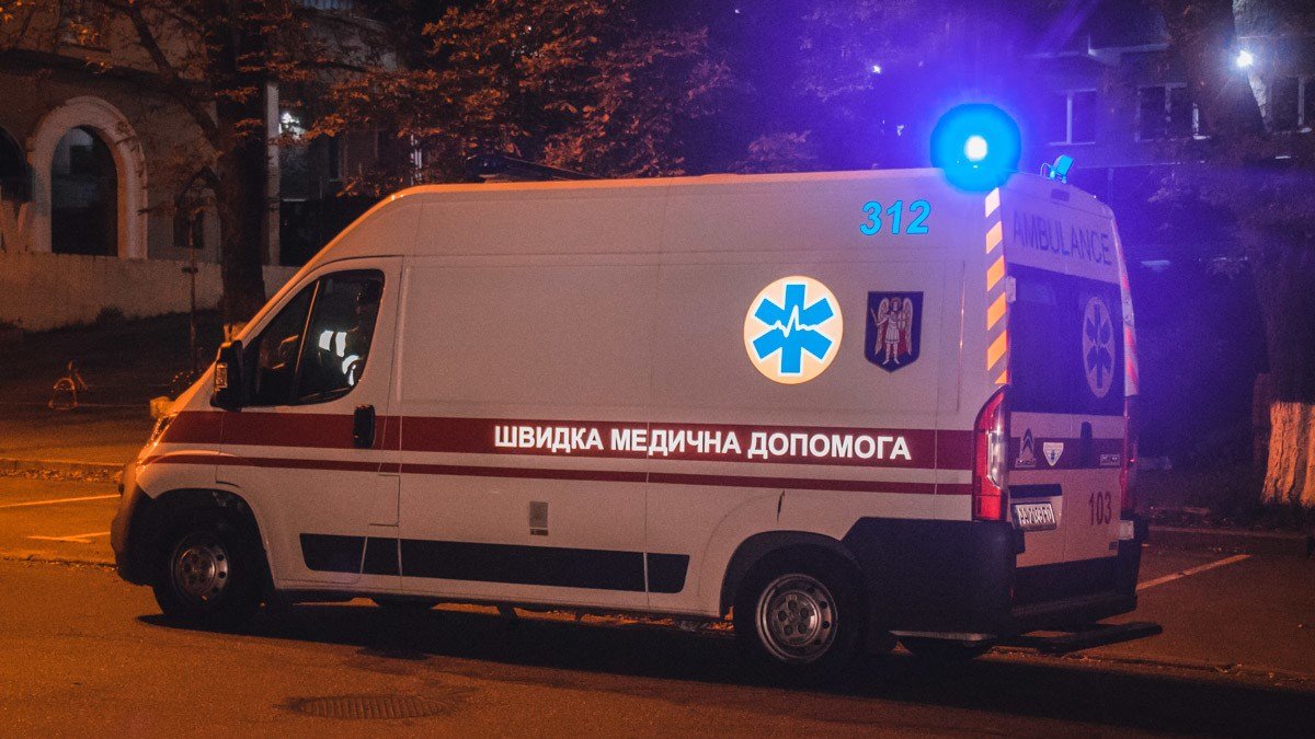 В Киеве окровавленная девушка с ножом пыталась покончить с собой: видео