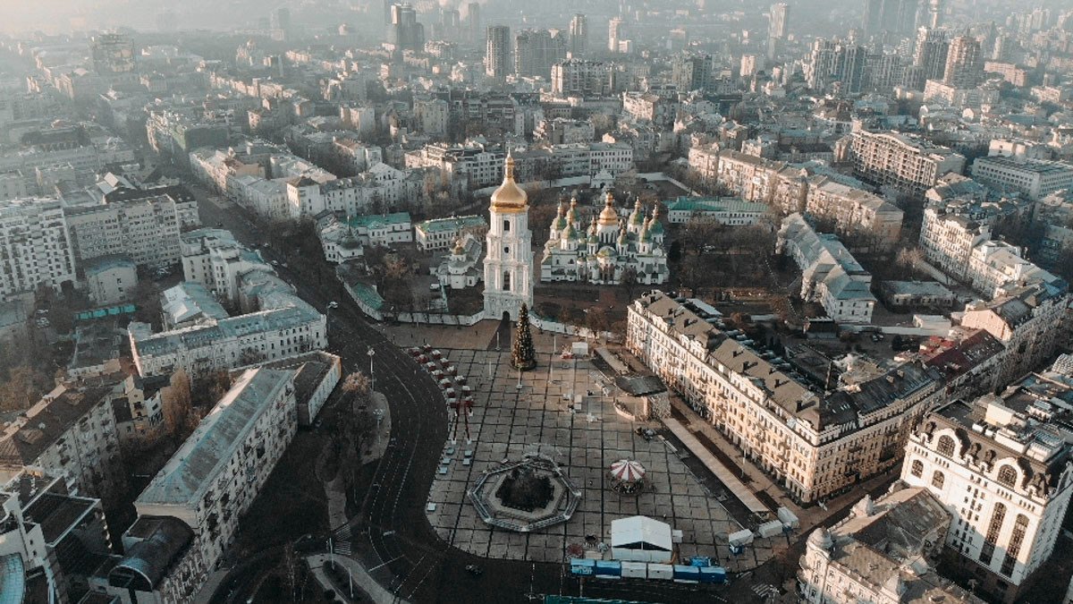 В Киеве продолжают наряжать главную елку страны: как выглядят Софийская площадь сейчас