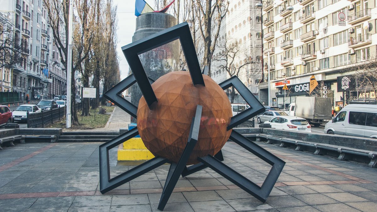 В Киеве напротив Бессарабки вандалы разрисовали новую скульптуру-шар
