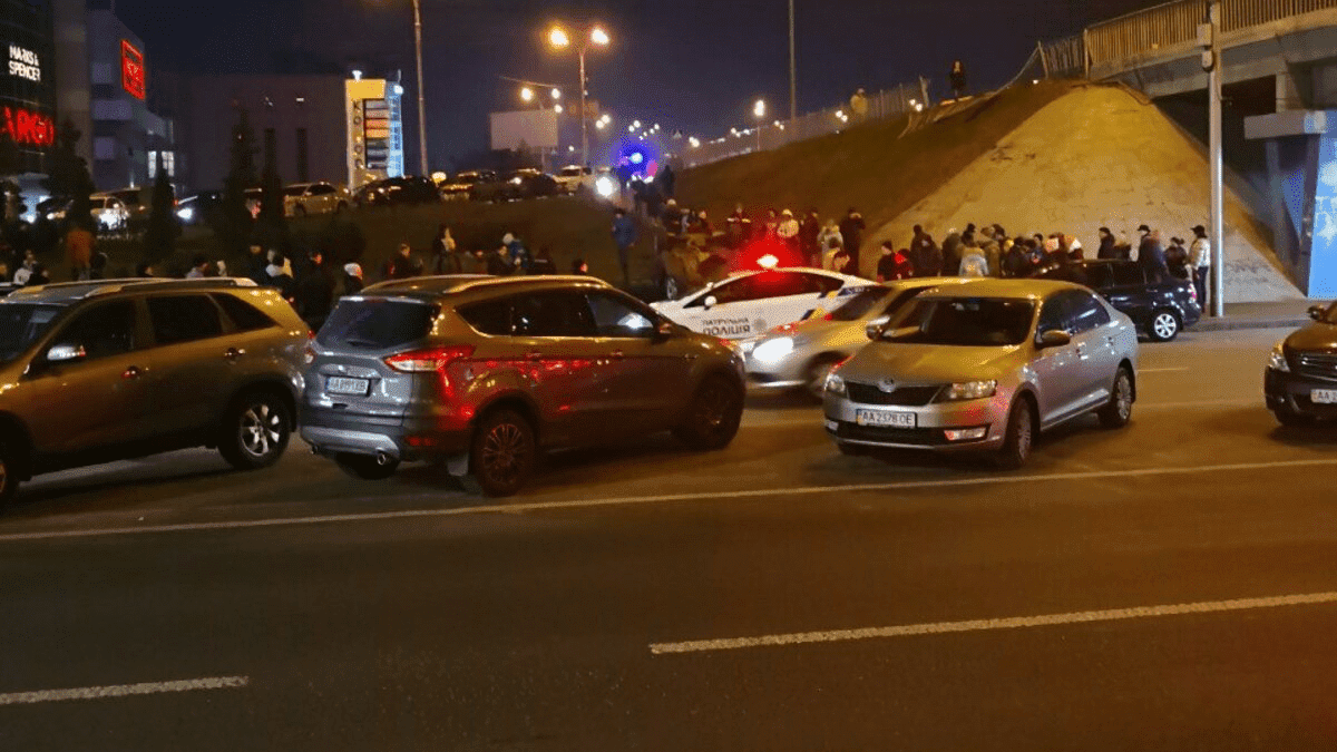 В Киеве на "Левобережной" Subaru Forester упал с моста и перевернулся: авто может взорваться