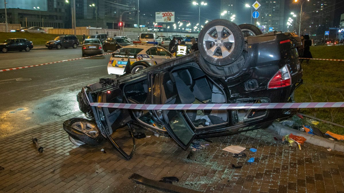 В Киеве на Левобережной Subaru вылетел с моста и перевернулся: фото и видео с места аварии