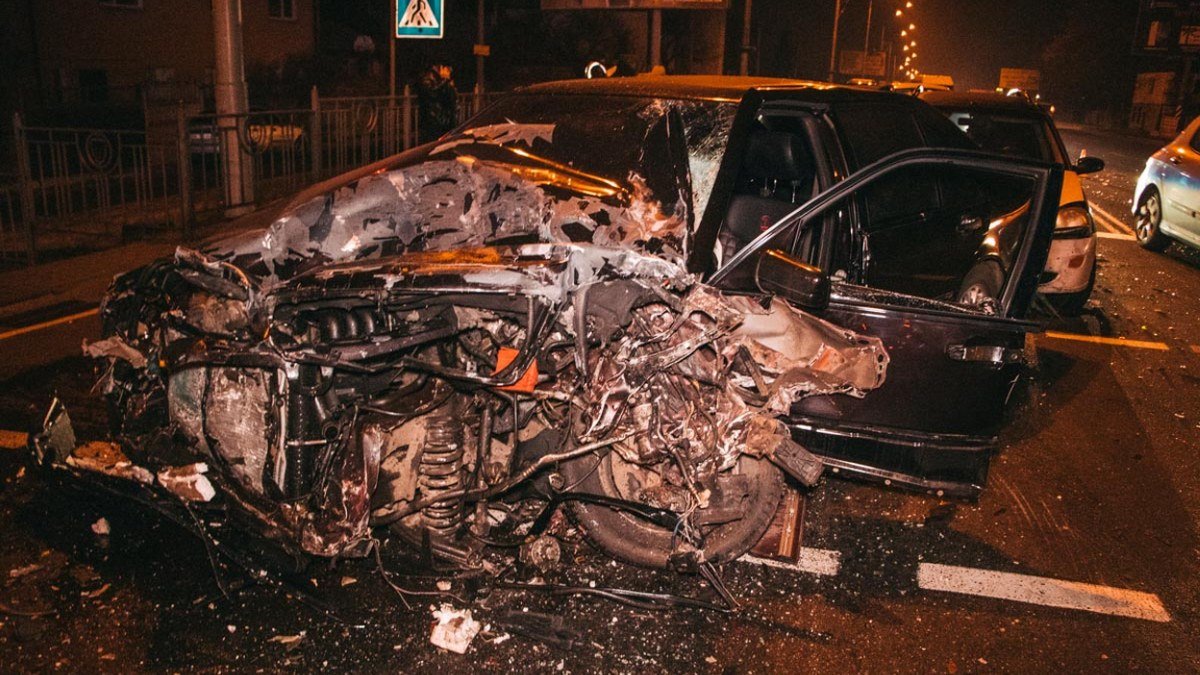 Под Киевом Mercedes на огромной скорости протаранил четыре автомобиля: два человека в тяжелом состоянии