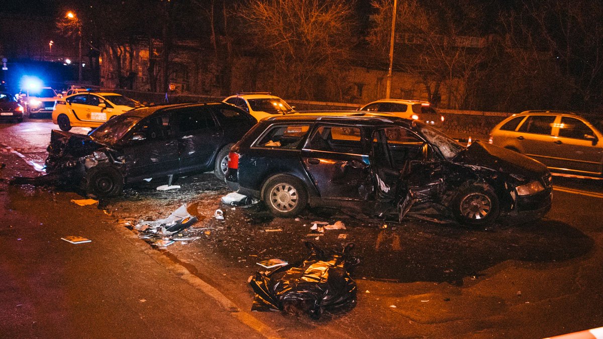 В центре Киева на Владимирском спуске Audi занесло в Skoda: погибла девушка, четверо пострадали