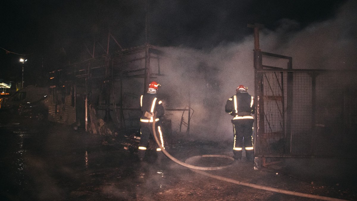 В Киеве на Подоле сгорел шиномонтаж: огонь повредил несколько автомобилей